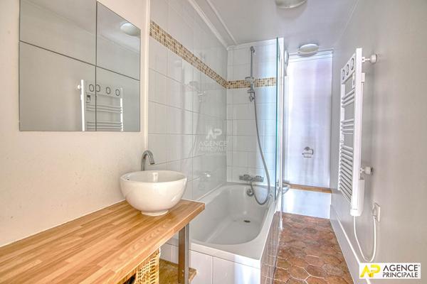 Versailles Saint-Louis appartement 4 pièces 77 m 2 carrez situé au 1er étage. 645 000 € **  - Référence  28467