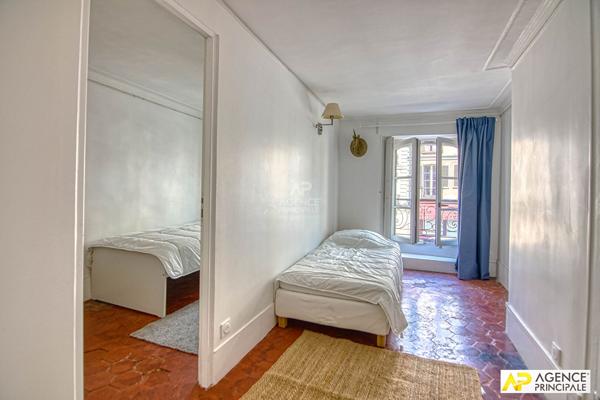 Versailles Saint-Louis appartement 4 pièces 77 m 2 carrez situé au 1er étage. 645 000 € **  - Référence  28467