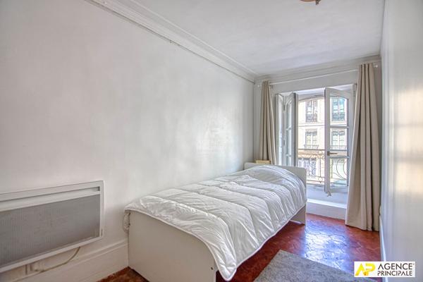 Versailles Saint-Louis appartement 4 pièces 77 m 2 carrez situé au 1er étage. 645 000 € **  - Référence  28467