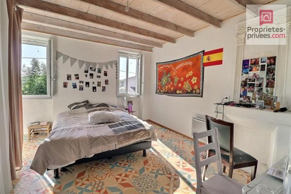 BEL EMPLACEMENT SEREIN, Au calme dans le bourg de Saint Just - Maison de Maitre 8 pièces 130 m2 avec rangements, beau garage avec atelier indépendant et son four à bois