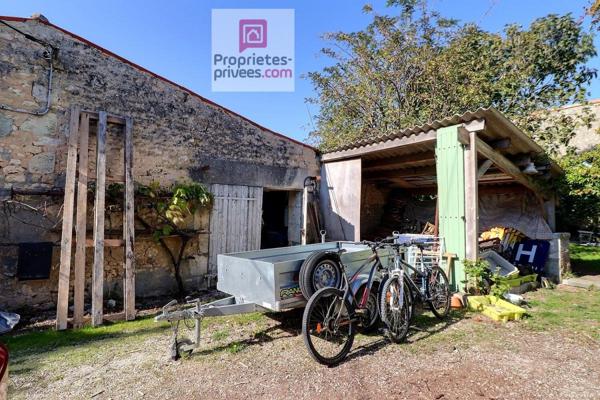 BEL EMPLACEMENT SEREIN, Au calme dans le bourg de Saint Just - Maison de Maitre 8 pièces 130 m2 avec rangements, beau garage avec atelier indépendant et son four à bois