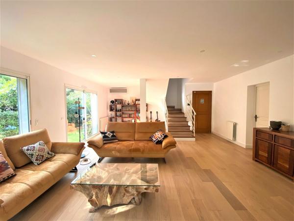 13012 / Maison / Piscine / Jardin / Garage