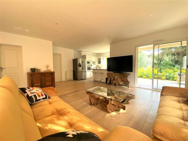 13012 / Maison / Piscine / Jardin / Garage
