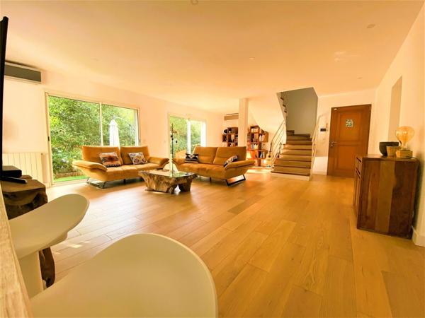 13012 / Maison / Piscine / Jardin / Garage