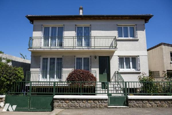 Maison familiale (future ligne Grand Paris) – rue calme et privatisée.