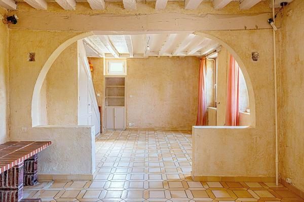 Maison ancienne de caractère à l’emplacement privilégié en bord de Loire. 3 chambres. Jardinet. Grand garage avec grenier aménageable. Cave.