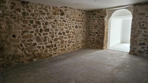 Local à usage de magasin entièrement rénové hypercentre Ferrières