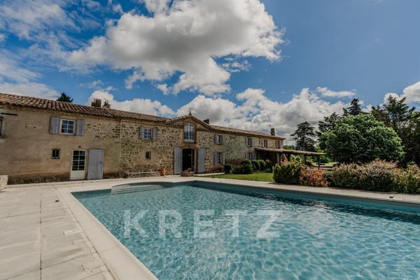 Domaine de prestige de 560 m² habitables – 50 hectares – 5 suites parentales – Piscine – Dépendances