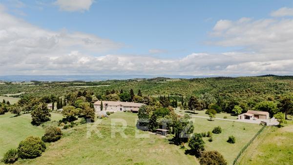 Domaine de prestige de 560 m² habitables – 50 hectares – 5 suites parentales – Piscine – Dépendances