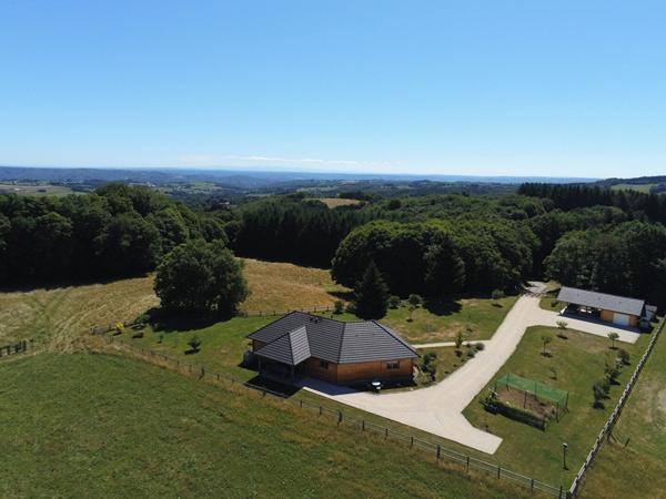 Propriété en madrier d'exception à vendre à Albussac : Maison de plain-pied 134 m², vue imprenable, 3 chambres, terrain 4 000 m²