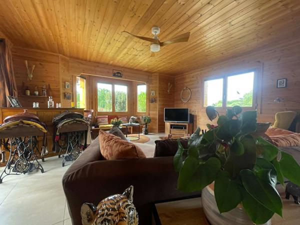 Propriété en madrier d'exception à vendre à Albussac : Maison de plain-pied 134 m², vue imprenable, 3 chambres, terrain 4 000 m²