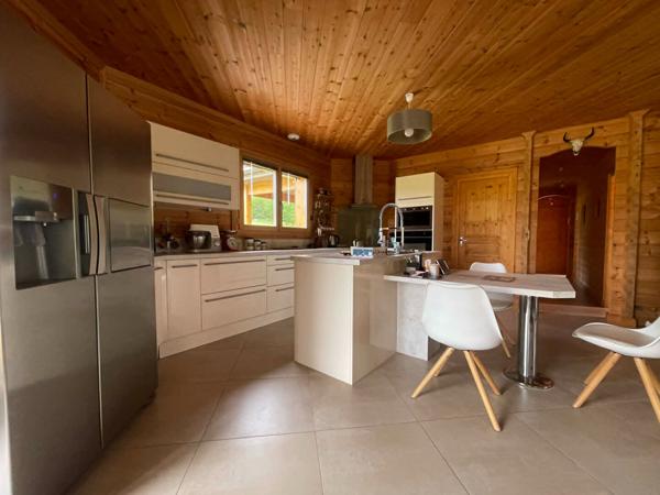 Propriété en madrier d'exception à vendre à Albussac : Maison de plain-pied 134 m², vue imprenable, 3 chambres, terrain 4 000 m²
