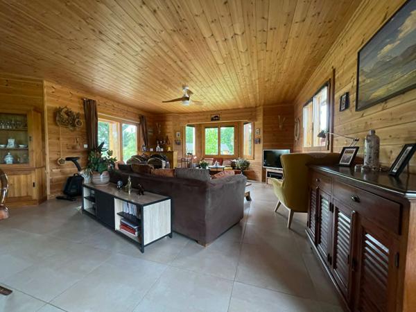 Propriété en madrier d'exception à vendre à Albussac : Maison de plain-pied 134 m², vue imprenable, 3 chambres, terrain 4 000 m²