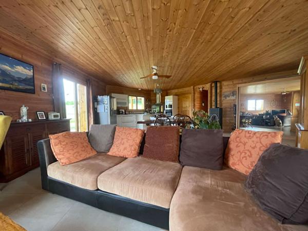Propriété en madrier d'exception à vendre à Albussac : Maison de plain-pied 134 m², vue imprenable, 3 chambres, terrain 4 000 m²