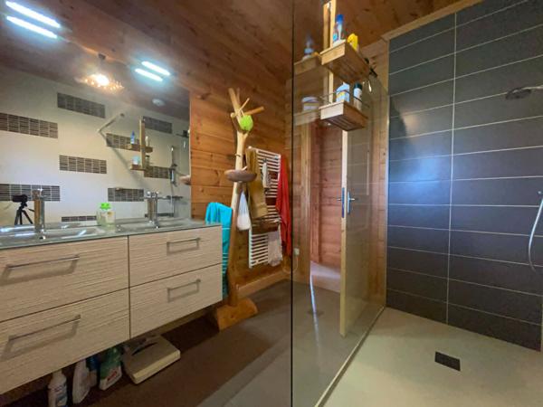Propriété en madrier d'exception à vendre à Albussac : Maison de plain-pied 134 m², vue imprenable, 3 chambres, terrain 4 000 m²
