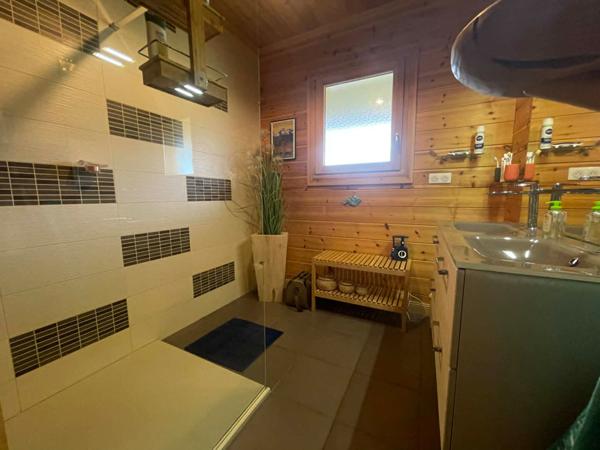 Propriété en madrier d'exception à vendre à Albussac : Maison de plain-pied 134 m², vue imprenable, 3 chambres, terrain 4 000 m²