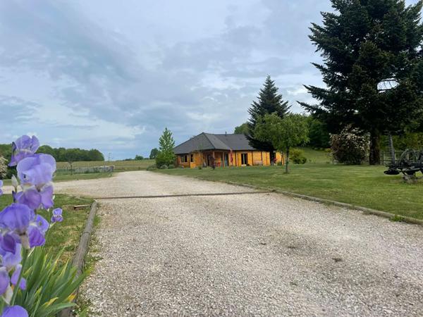 Propriété en madrier d'exception à vendre à Albussac : Maison de plain-pied 134 m², vue imprenable, 3 chambres, terrain 4 000 m²