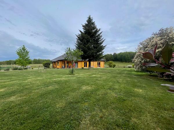 Propriété en madrier d'exception à vendre à Albussac : Maison de plain-pied 134 m², vue imprenable, 3 chambres, terrain 4 000 m²