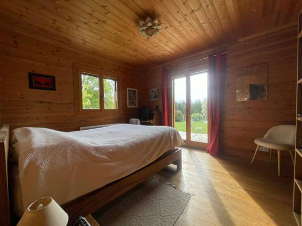 Propriété en madrier d'exception à vendre à Albussac : Maison de plain-pied 134 m², vue imprenable, 3 chambres, terrain 4 000 m²