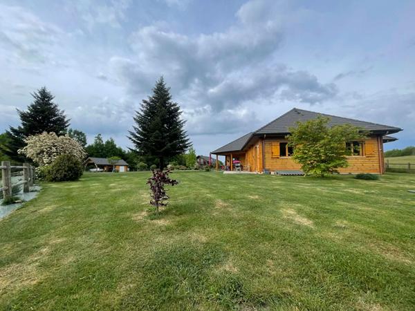 Propriété en madrier d'exception à vendre à Albussac : Maison de plain-pied 134 m², vue imprenable, 3 chambres, terrain 4 000 m²