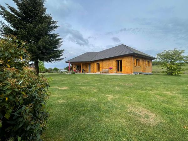Propriété en madrier d'exception à vendre à Albussac : Maison de plain-pied 134 m², vue imprenable, 3 chambres, terrain 4 000 m²