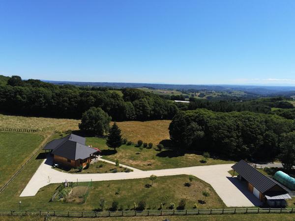 Propriété en madrier d'exception à vendre à Albussac : Maison de plain-pied 134 m², vue imprenable, 3 chambres, terrain 4 000 m²