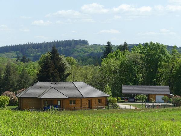 Propriété en madrier d'exception à vendre à Albussac : Maison de plain-pied 134 m², vue imprenable, 3 chambres, terrain 4 000 m²