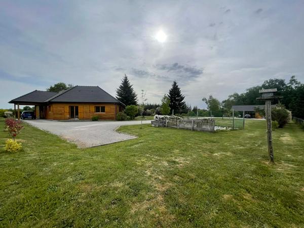 Propriété en madrier d'exception à vendre à Albussac : Maison de plain-pied 134 m², vue imprenable, 3 chambres, terrain 4 000 m²