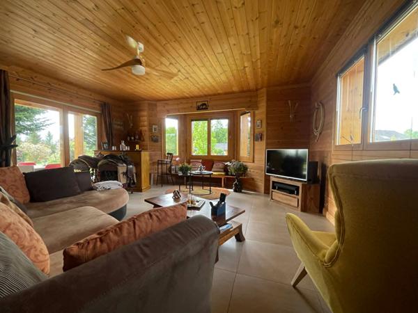 Propriété en madrier d'exception à vendre à Albussac : Maison de plain-pied 134 m², vue imprenable, 3 chambres, terrain 4 000 m²