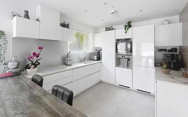 Maison à vendre    6 pièces • 1 606 m2 Valbonne