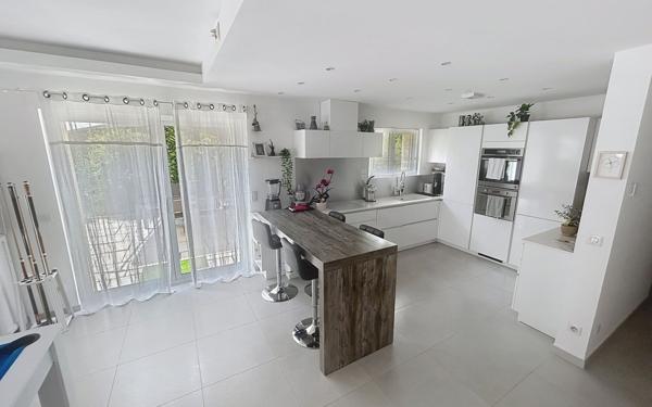 Maison à vendre    6 pièces • 1 606 m2 Valbonne