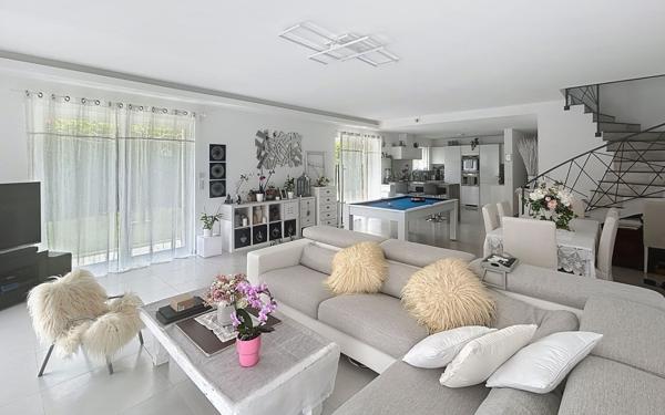 Maison à vendre    6 pièces • 1 606 m2 Valbonne