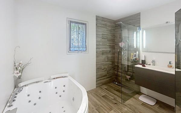 Maison à vendre    6 pièces • 1 606 m2 Valbonne