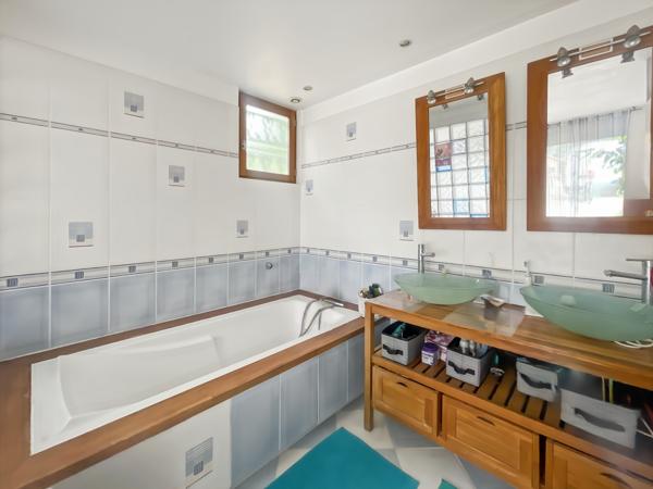 GRANDE MAISON DE PLAIN PIED AU PARC FEAU A MERIGNAC GIRONDE