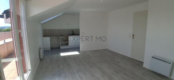 À LOUER – APPARTEMENT 2 PIÈCES 48 M² AVEC BALCON ET PARKING LES AS DE L’IMMOBILIER vous propose à la location cet agréable appartement de 48 m² , situé au 4 ème étage d’une résidence avec ascenseur .