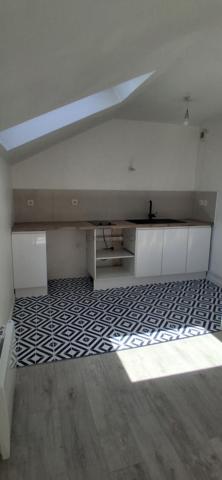 À LOUER – APPARTEMENT 2 PIÈCES 48 M² AVEC BALCON ET PARKING LES AS DE L’IMMOBILIER vous propose à la location cet agréable appartement de 48 m² , situé au 4 ème étage d’une résidence avec ascenseur .