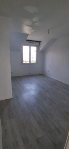 À LOUER – APPARTEMENT 2 PIÈCES 48 M² AVEC BALCON ET PARKING LES AS DE L’IMMOBILIER vous propose à la location cet agréable appartement de 48 m² , situé au 4 ème étage d’une résidence avec ascenseur .