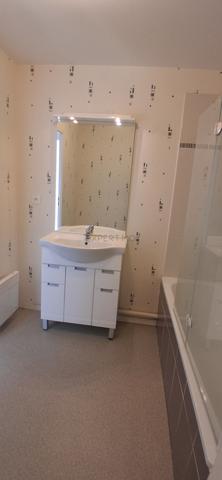 À LOUER – APPARTEMENT 2 PIÈCES 48 M² AVEC BALCON ET PARKING LES AS DE L’IMMOBILIER vous propose à la location cet agréable appartement de 48 m² , situé au 4 ème étage d’une résidence avec ascenseur .