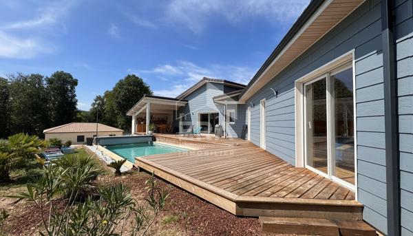 A vendre aux portes de PERIGUEUX  maison  contemporaine en ossature bois .
