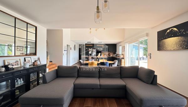 A vendre aux portes de PERIGUEUX  maison  contemporaine en ossature bois .