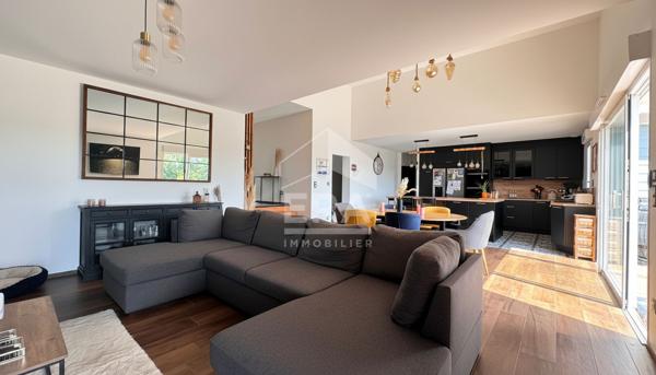 A vendre aux portes de PERIGUEUX  maison  contemporaine en ossature bois .