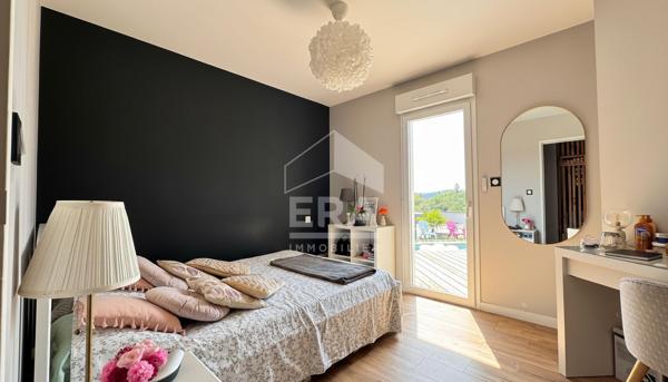A vendre aux portes de PERIGUEUX  maison  contemporaine en ossature bois .