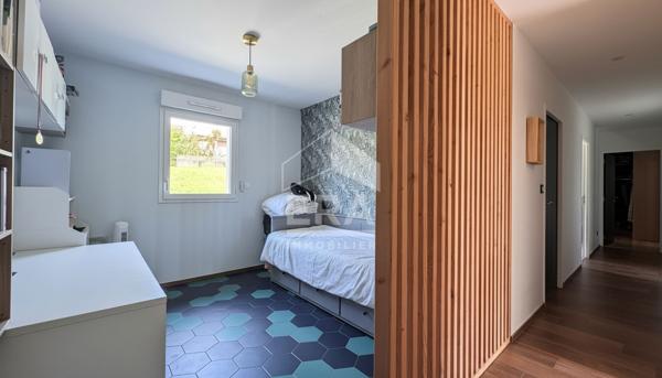A vendre aux portes de PERIGUEUX  maison  contemporaine en ossature bois .