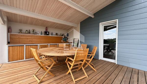A vendre aux portes de PERIGUEUX  maison  contemporaine en ossature bois .