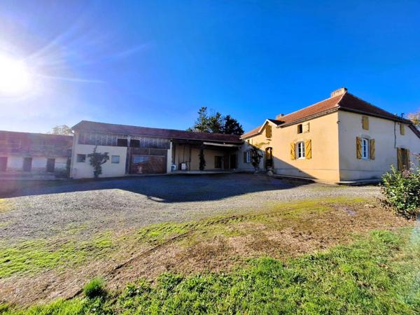 Ancienne ferme de 1796 sur 4,7 Hectares, dépendances, vue sur les Pyrénées.