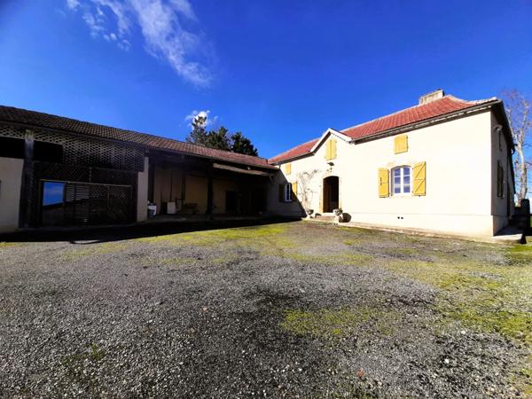 Ancienne ferme de 1796 sur 4,7 Hectares, dépendances, vue sur les Pyrénées.