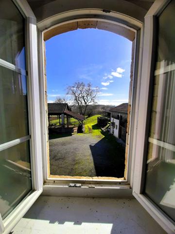 Ancienne ferme de 1796 sur 4,7 Hectares, dépendances, vue sur les Pyrénées.