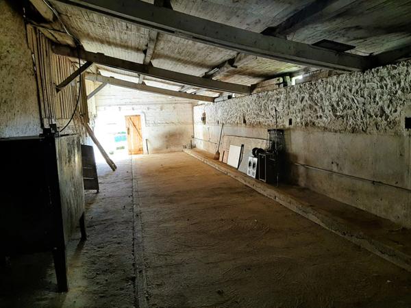Ancienne ferme de 1796 sur 4,7 Hectares, dépendances, vue sur les Pyrénées.