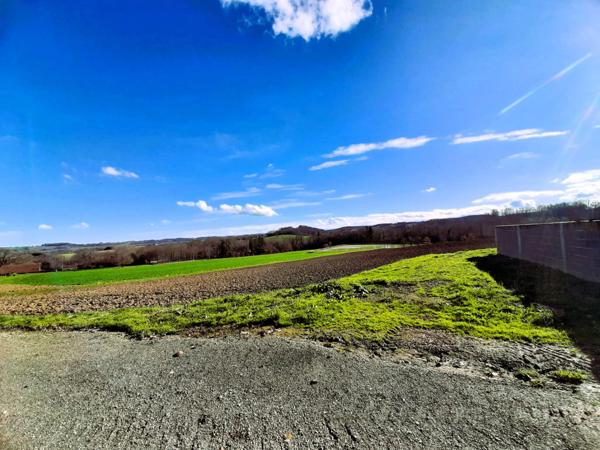 Ancienne ferme de 1796 sur 4,7 Hectares, dépendances, vue sur les Pyrénées.