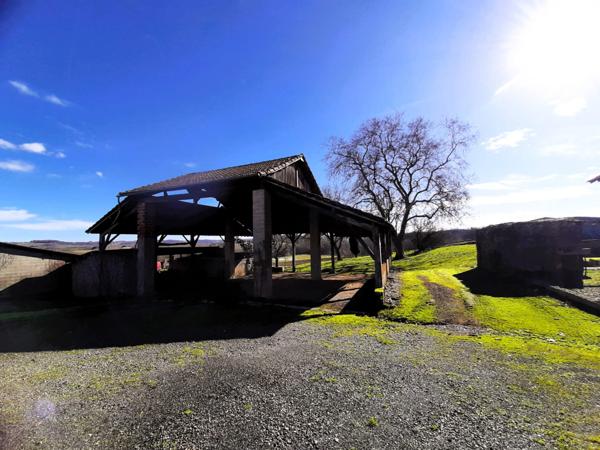 Ancienne ferme de 1796 sur 4,7 Hectares, dépendances, vue sur les Pyrénées.